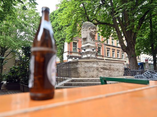 Auf einem Tisch beim Karlsruher Werderplatz steht in der Nähe des Indianerbrunnens eine Bierflasche. 