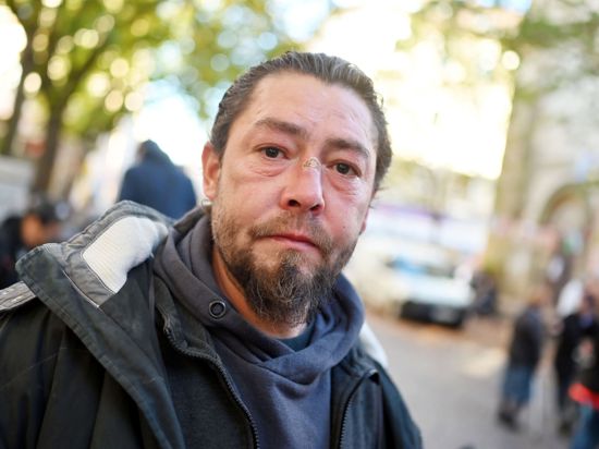 Der Obdachlose Arkadius spricht am Karlsruher Werderplatz über seinen gesellschaftlichen Absturz.