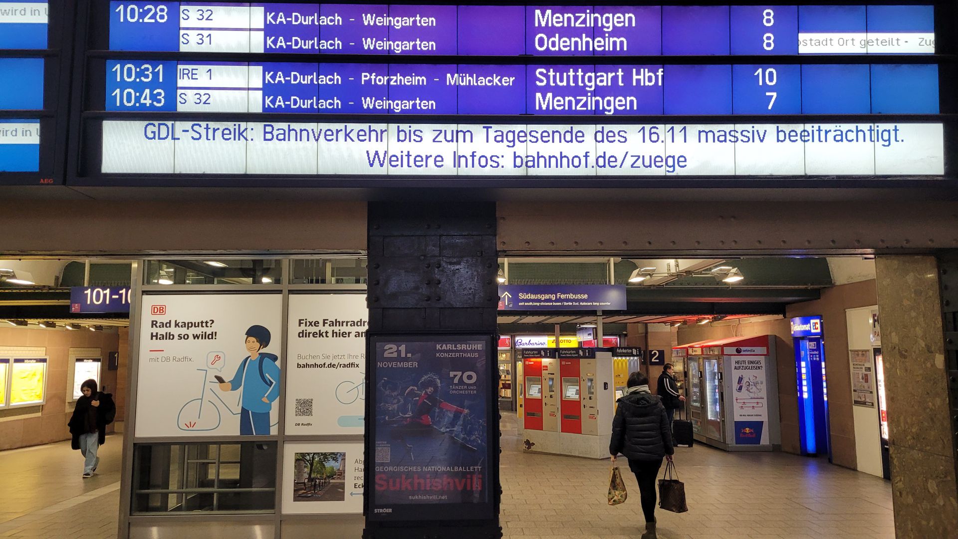 Abfahrtstafel am Karlsruher Hauptbahnhof