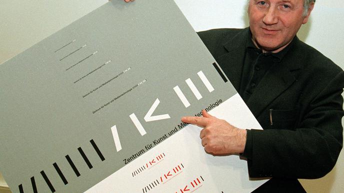 Peter Weibel zeigt 1999 das neue Logo des ZKM. Es besteht aus einer unveränderbaren Abfolge dreier Zeichen der Computertastatur und ist nur noch durch die Farbverteilung, Strichstärke und Anordnung als ZKM assoziativ wahrnehmbar. 