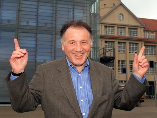 Vor dem Gebäude des ZKM zeigt der Künstler und Medientheoretiker Peter Weibel im September 1998 mit den Fingern nach oben. Der 1945 geborene Österreicher wird neuer ZKM-Chef und damit Nachfolger von Gründungsdirektor Heinrich Klotz, der Ende März zurückgetreten war.