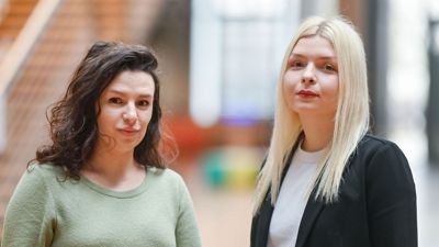Die ukrainischen Künstlerinnen Alina Bukina (links) und Anna Manankina stehen im Karlsruher ZKM. Vom 6. Januar bis 12. Februar 2023 findet dort die Ausstellung „On the Boundary of Two Worlds“ statt, bei der jede der Beiden eine Arbeit präsentiert.