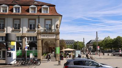 Der Bahnhofsplatz in Karlsruhe mit dem Hotel Löwe am Tiergarten und dem  Schlosshotel.