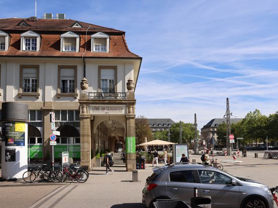 Der Bahnhofsplatz in Karlsruhe mit dem Hotel Löwe am Tiergarten und dem  Schlosshotel.