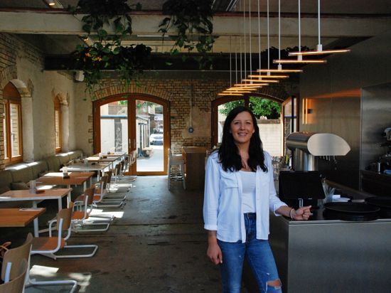 Betriebsleiterin Carina Buhl im Deli Doze, dem Restaurant in der Südweststadt, das in einer alten Dampfschreinerei untergebracht ist.