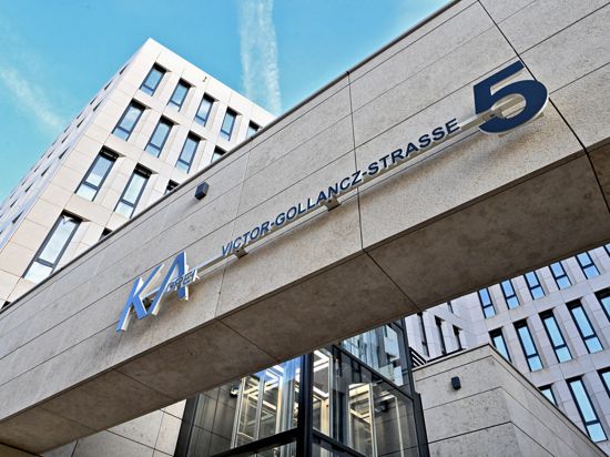 Am neuen Büro- und Geschäftshaus KA3 ist der Schriftzug „KA Drei Victor-Gollancz-Straße 5“ zu lesen.