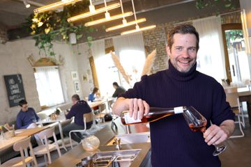 Geschäftsführer Lukas Möller schenkt im „Karla&gut“ Wein in ein Weinglas.