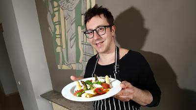 Marcel Rangk zeigt vegetarischen Teller mit Spargel und selbst geräuchertem Mozarella