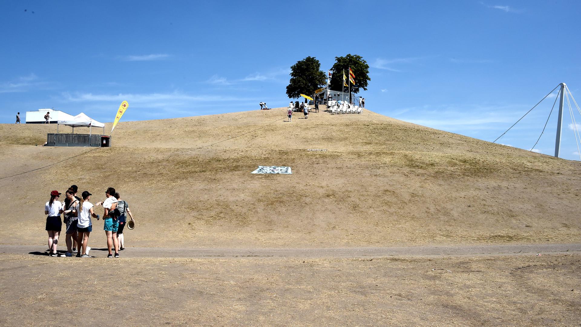 Auch das war das “Fest“ 2022: Vor dem Ansturm Zehntausender Besucher ist zu sehen, wie das Gras auf dem Mount Klotz verschwunden ist.