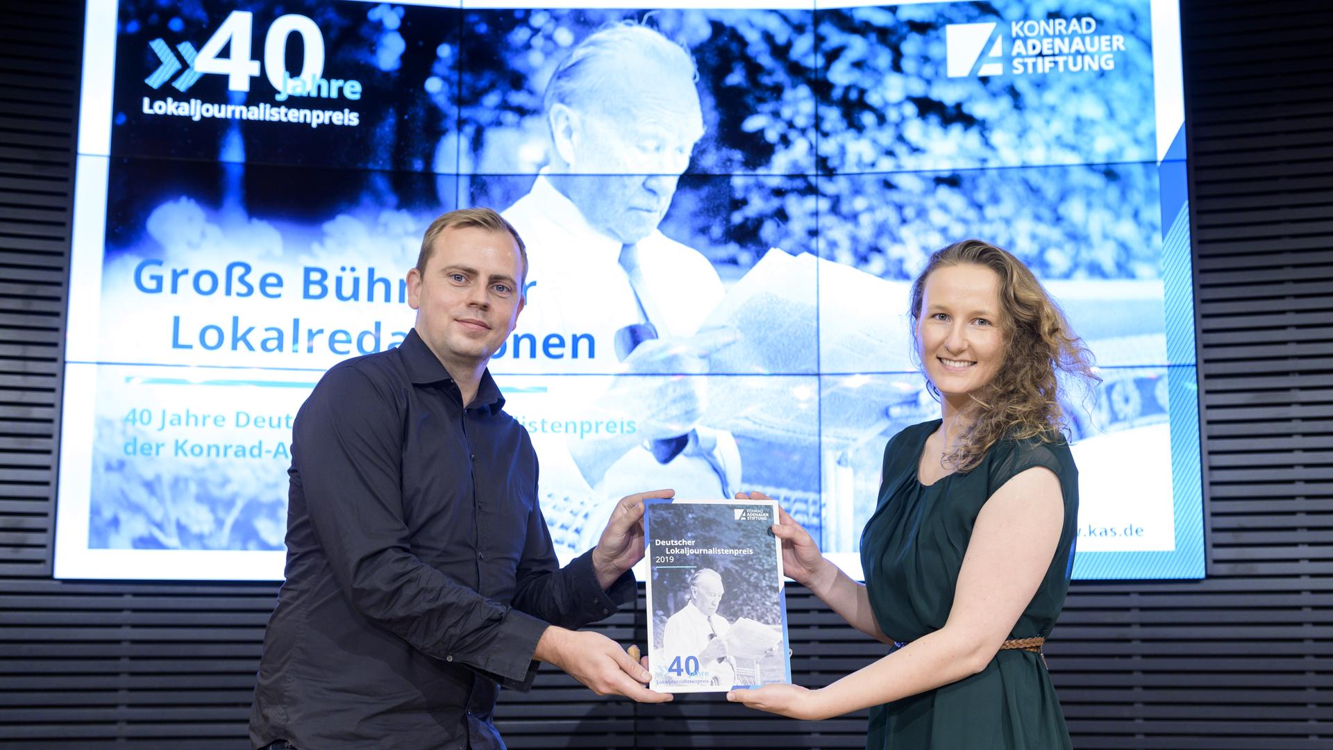 Markus Pöhlking und Julia Weller bei der Verleihung des Deutschen Lokaljournalistenpreises in Berlin.