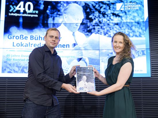 Markus Pöhlking und Julia Weller bei der Verleihung des Deutschen Lokaljournalistenpreises in Berlin.