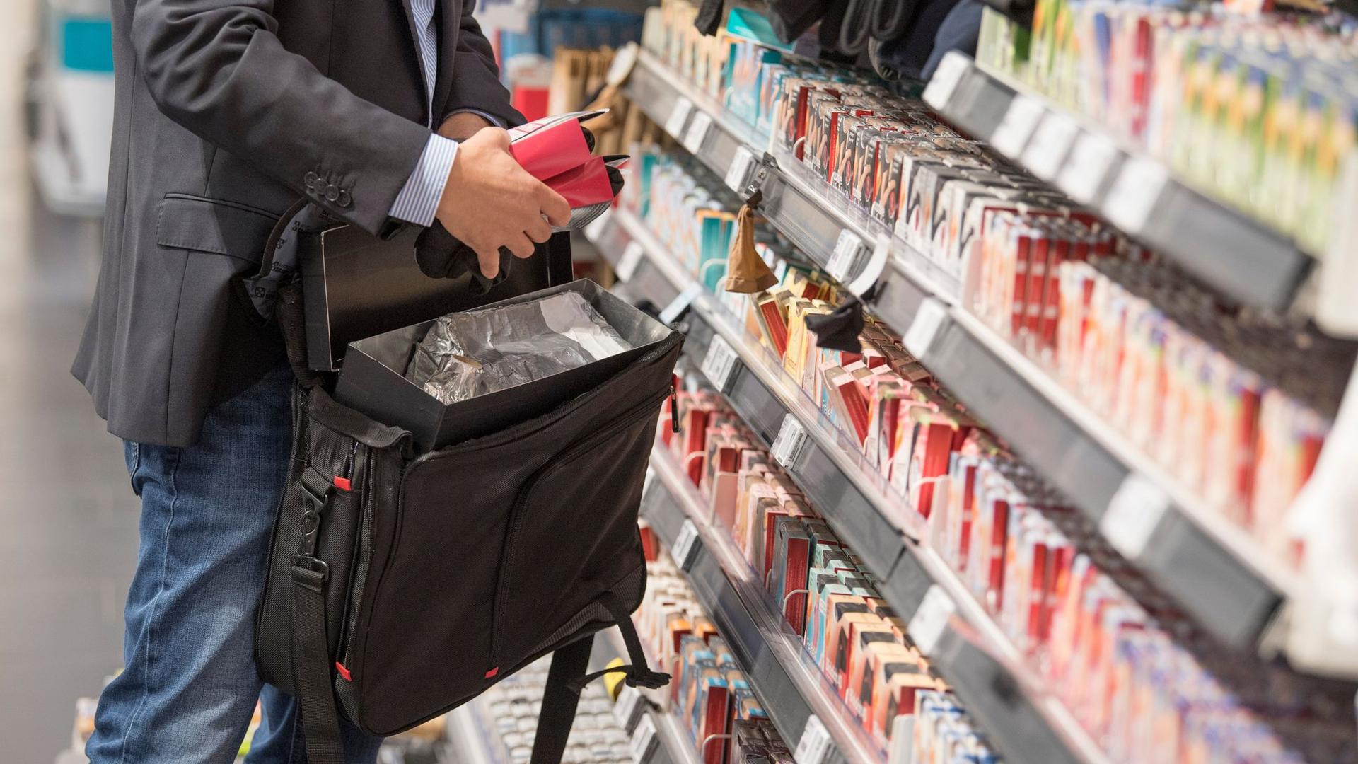 Ein Detektiv einer Sicherheitsfirma demonstriert, wie Ladendiebe mit Hilfe eines präparierten Koffers die Sicherungsetiketten an der Ware überlisten können.