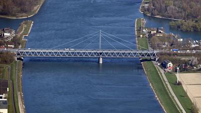 Die erste Rheinbrücke bei Karlsruhe soll durch den Neubau einer weiteren Brücke entlastet werden.