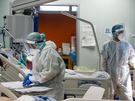 Auf der Intensivstation: Die große Belastungsprobe für die Kliniken in der Corona-Pandemie wird in den nächsten Wochen so stark, dass das Pflegepersonal und das ganze Gesundheitssystem überfordert sein können.