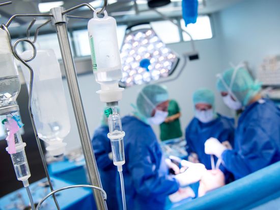 Ein Ärzteteam arbeitet in einem Operationssaal eines Krankenhauses.