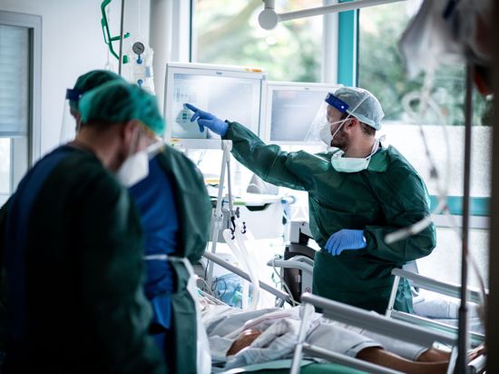 Engpass Intensivstation: Die immer höher schlagende Winterwelle der Pandemie  bringt die Krankenhäuser an die Grenzen der Belastbarkeit.