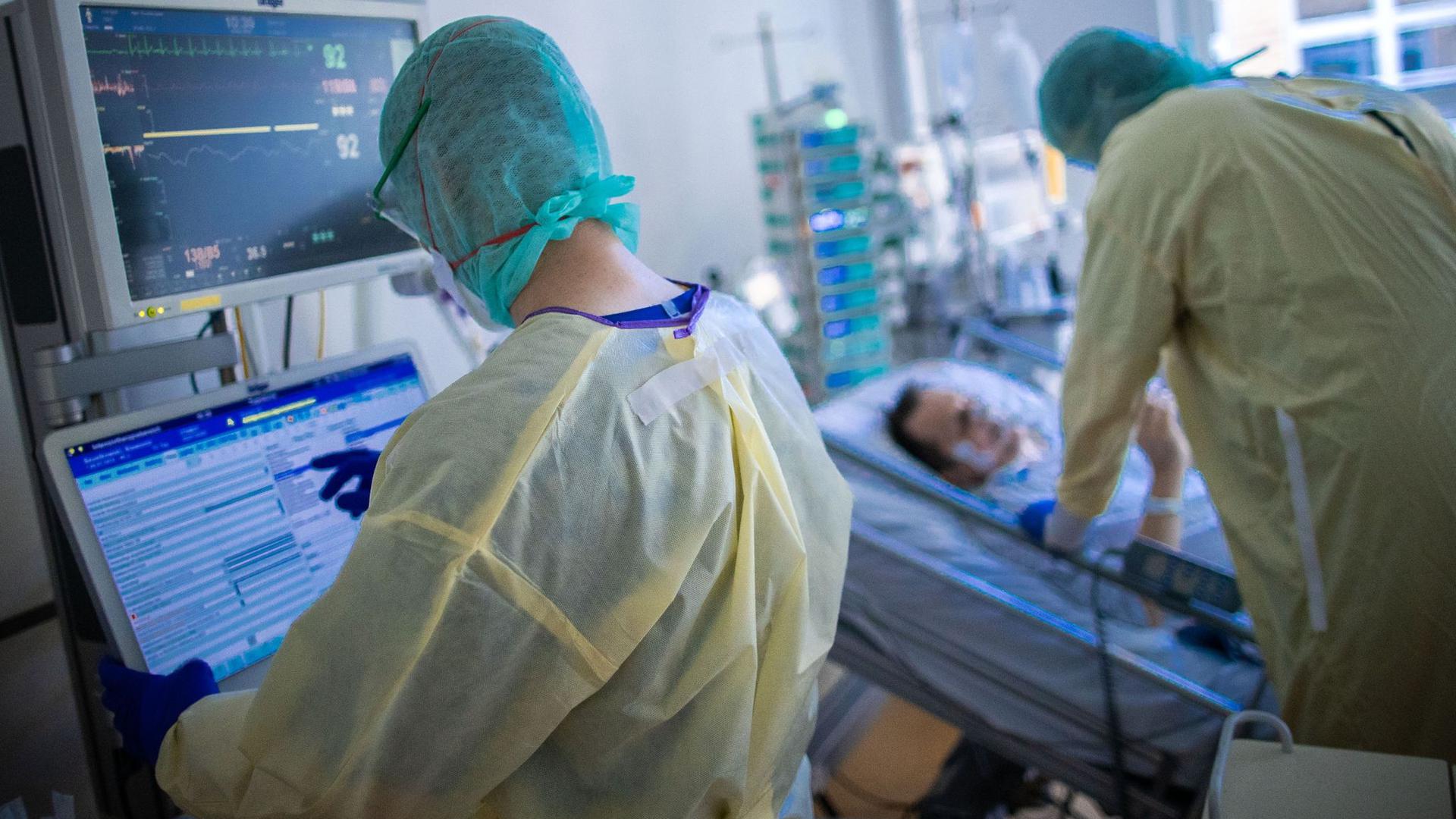 Krankenschwestern pflegen Patienten auf einer Intensivstation