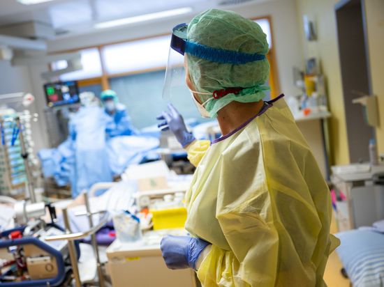 Eine Intensiv-Krankenschwestern auf Station. Sie trägt Schutzkleidung. Ihr Berufszweig ist wegen der Coronavirus-Pandemie einer sehr hohen Belastung ausgesetzt. Überhaupt befindet sich der Klinikbetrieb in einer schwierigen Phase.
