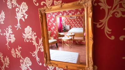 In einem Spiegel spiegelt sich ein Arbeitszimmer des Bordells „Lauras Girls“ in Karlsruhe.