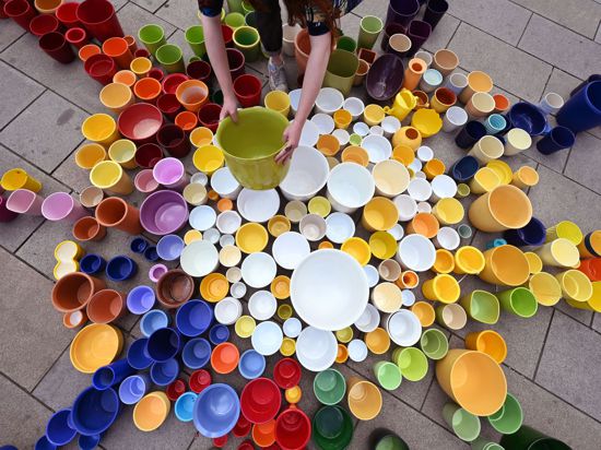 Als Werbung für Müllvermeidung und nachhaltigen Konsum haben Studierende auf dem Marktplatz ein Kunstwerk aus ausrangierten Blumentöpfen gebildet.