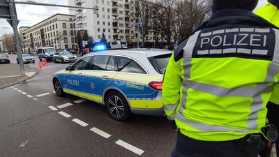 Polizeifahrzeuge stehen auf einer Straße in Karlsruhe.