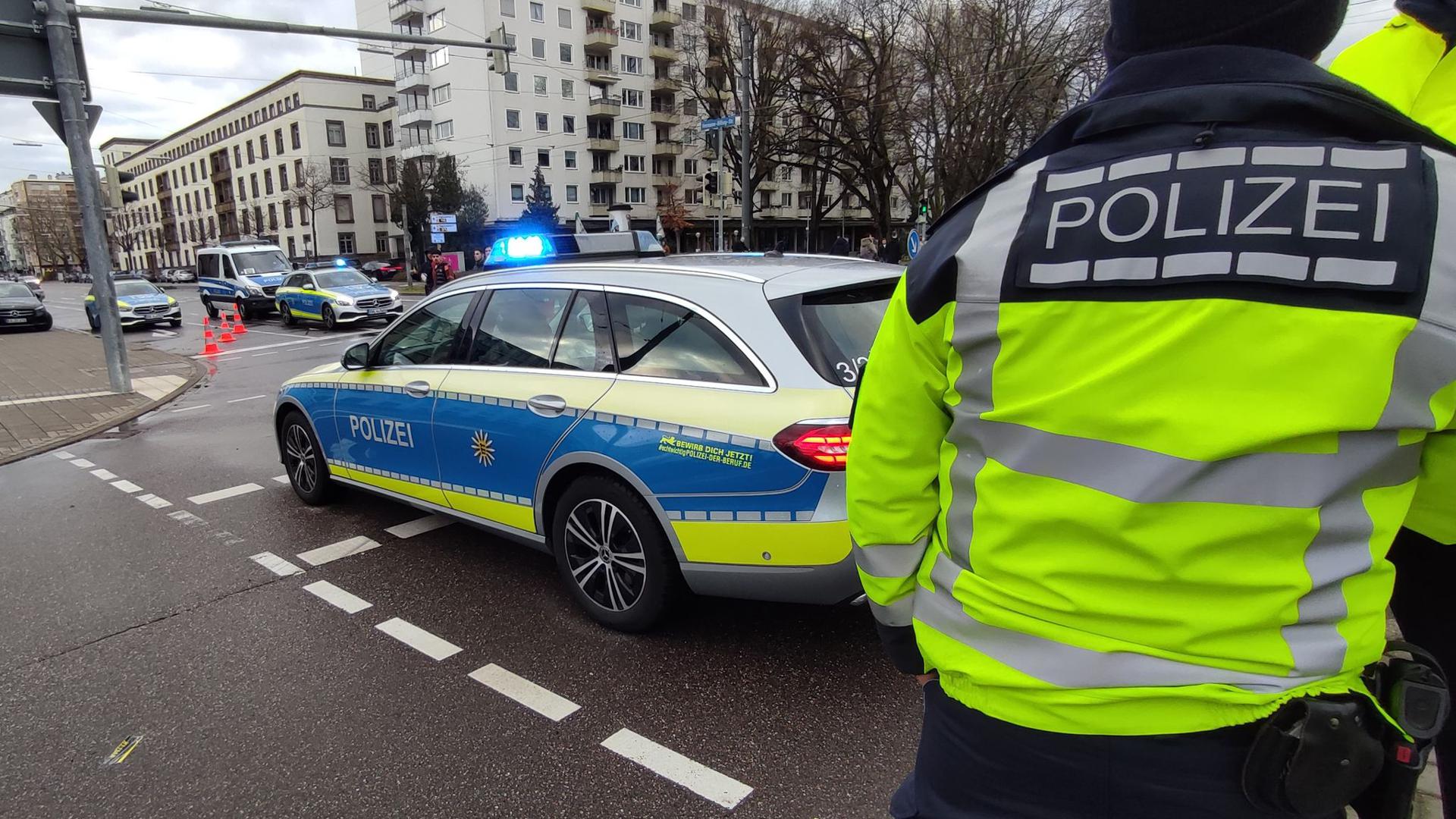 Polizeifahrzeuge stehen auf einer Straße in Karlsruhe.