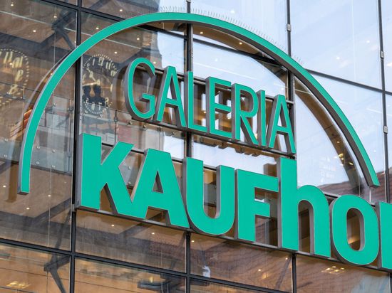 Das Logo der Galeria Kaufhof hängt an der Außenfassade einer Filiale.