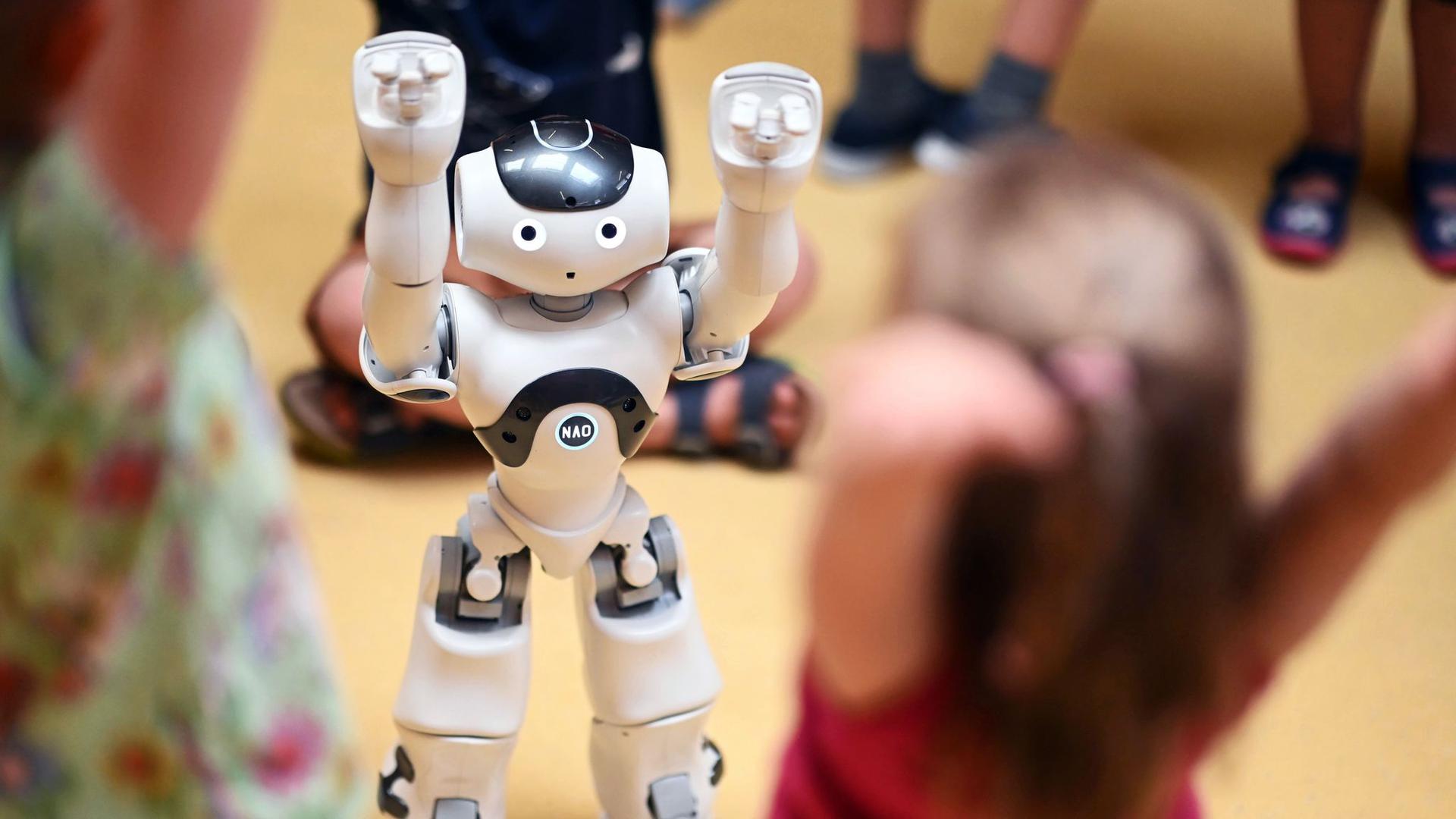 In der inklusiven Kita im Lebenshilfehaus Karlsruhe wird der humanoide Roboter „NAO“ vorgestellt.