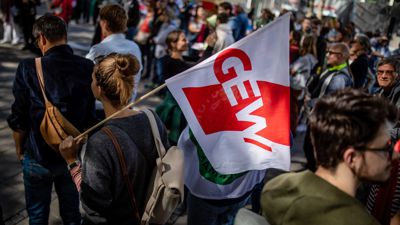 Hunderte Menschen haben nach GEW-Angaben auch im Südwesten für bessere Bildung demonstriert.