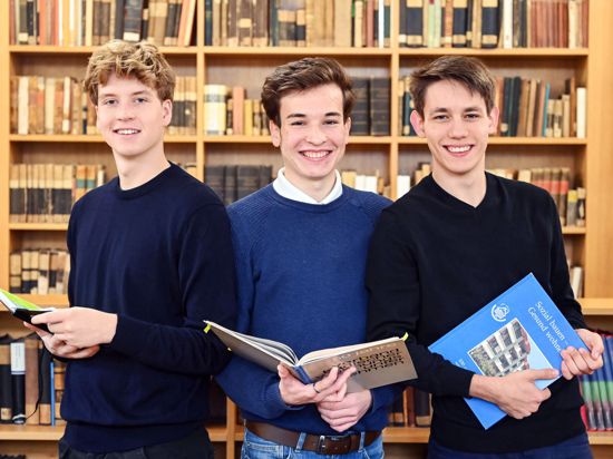 Absolventen des Bismarck-Gymnasium Karlsruhe, Paul Mai (l-r), Elias Vollmer und Jeremias Loghis.