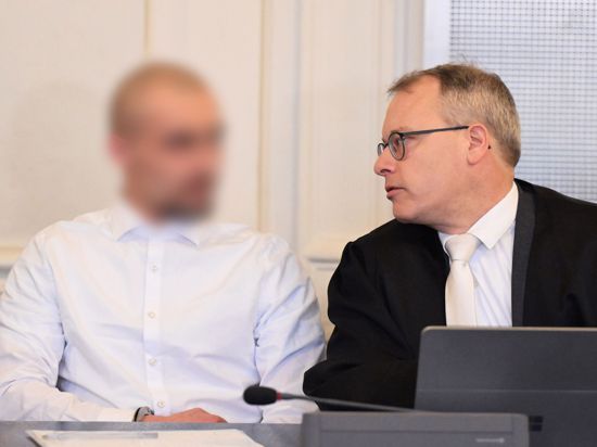Der Angeklagte im Prozess zu einer mutmaßlichen Geiselnahme (l) wartet im Schwurgerichtssaal des Landgerichts Karlsruhe zusammen mit seinem Anwalt Alexander Kist auf den Beginn des Prozess.
