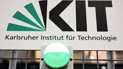 Blick auf ein Logo am Karlsruher Institut für Technologie (KIT).