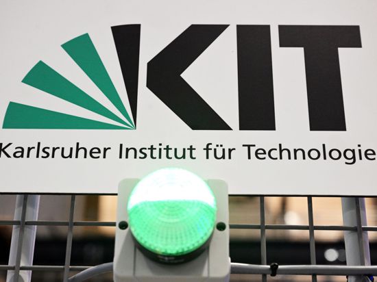 Blick auf ein Logo am Karlsruher Institut für Technologie (KIT).