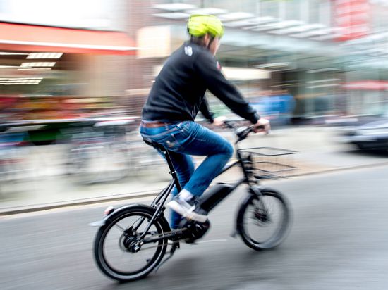 ARCHIV - 25.04.2018, Hannover: Ein Radfahrer fährt mit einem E-Bike auf einer Fahrradstraße. (zu dpa «Frisierte Pedelecs - Schneller als die Polizei erlaubt») Foto: Hauke-Christian Dittrich/dpa +++ dpa-Bildfunk +++