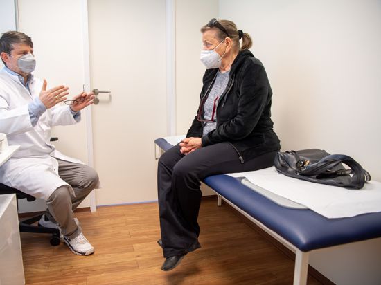 Die Schauspielerin Eva Christian wird zum Start der Corona-Impfungen in bayerischen Hausarztpraxen im Behandlungszimmer von ihrem Arzt, Wolfgang Ritter über ihren Impfstoff von Astrazeneca informiert. 