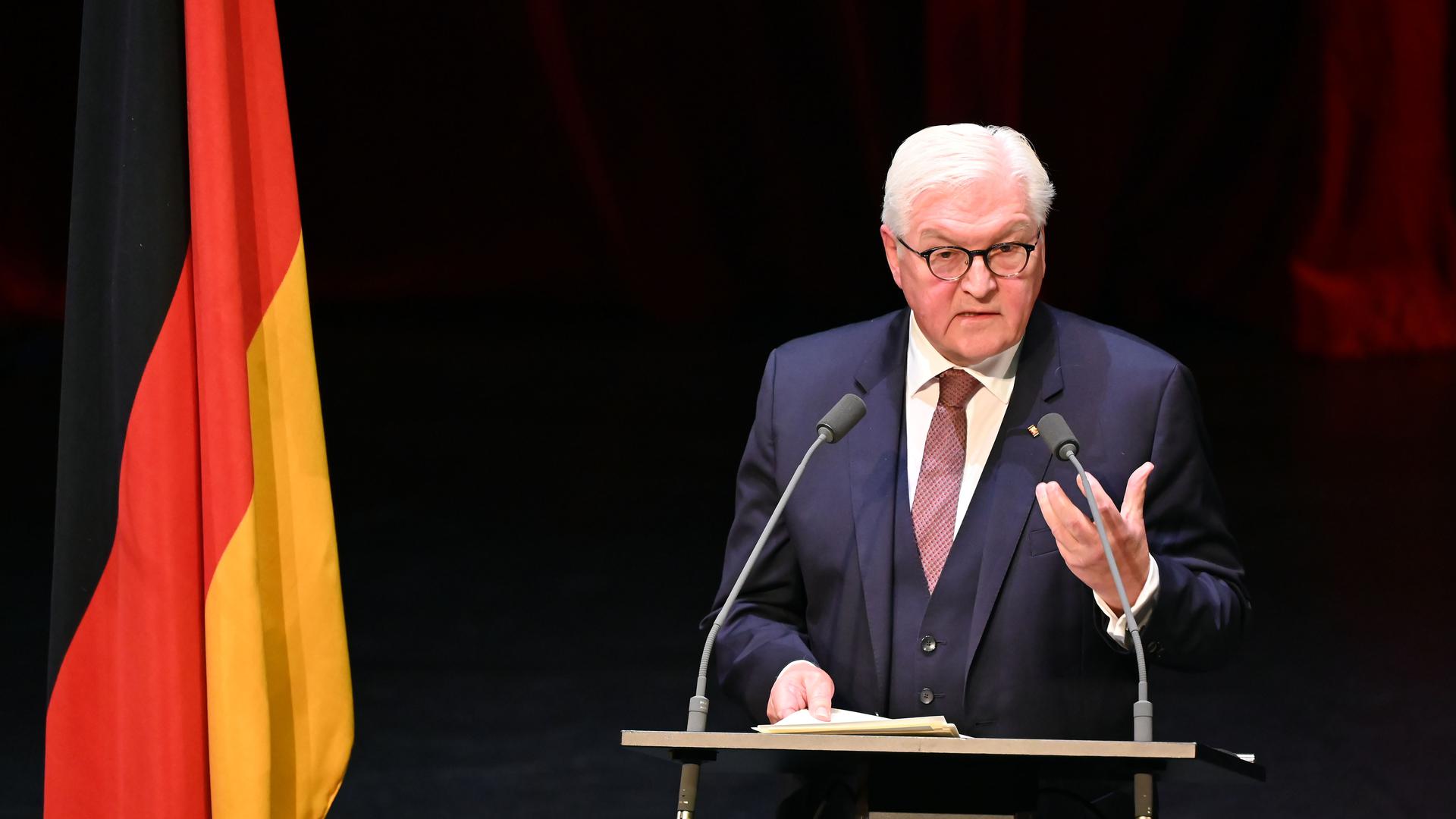 Baden-Württemberg, Karlsruhe: Bundespräsident Frank-Walter Steinmeier spricht im Badischen Staatstheater beim Festakt zum Präsidentenwechsel am Bundesverfassungsgericht. 