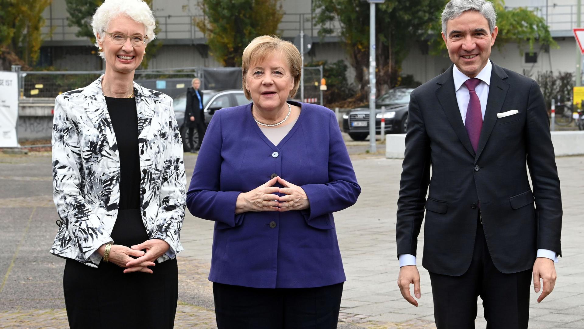 Doris König (von links), Vizepräsidentin des Bundesverfassungsgerichts, die geschäftsführende Bundeskanzlerin Angela Merkel (CDU) und Stephan Harbarth, Präsident des Bundesverfassungsgerichts, stehen vor Beginn des Festakts vor dem Badischen Staatstheater in Karlsruhe zusammen.