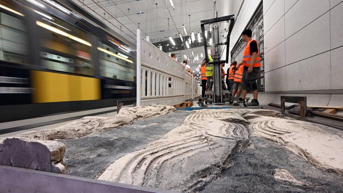 In der Karlsruher U-Bahn installieren Mitarbeiter einer Fachfirma ein Teil des Werks des Künstlers Markus Lüpertz.