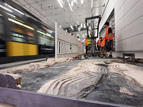 In der Karlsruher U-Bahn installieren Mitarbeiter einer Fachfirma ein Teil des Werks des Künstlers Markus Lüpertz.