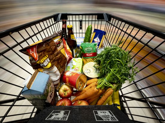 ARCHIV – 14.04.2021, Berlin: Ein Einkauf liegt in einem Einkaufswagen in einem Supermarkt. (zu dpa: „Inflation weiter über 7 Prozent – Statistiker geben Details bekannt") Foto: Fabian Sommer/dpa +++ dpa-Bildfunk +++