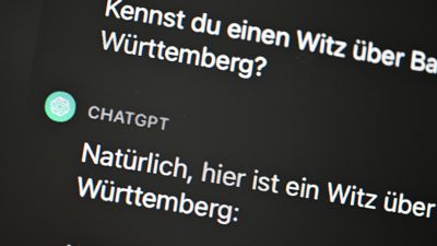 08.11.2023, Baden-Württemberg, Stuttgart: Das Logo ChatGPT wird mit einem Chatverlauf auf einem Computerbildschirm dargestellt. (zu dpa „Was ChatGPT über Ba-Wü denkt – und warum das nicht zum Lachen ist“) Foto: Bernd Weißbrod/dpa +++ dpa-Bildfunk +++