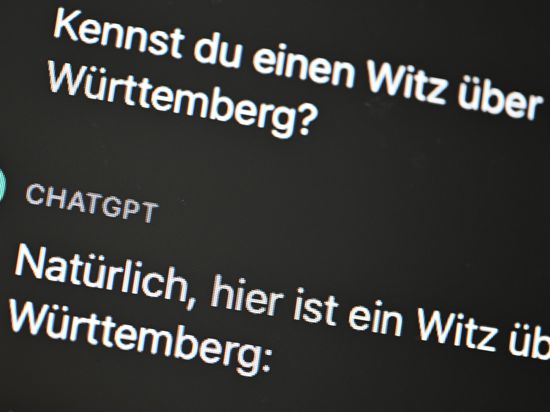 08.11.2023, Baden-Württemberg, Stuttgart: Das Logo ChatGPT wird mit einem Chatverlauf auf einem Computerbildschirm dargestellt. (zu dpa „Was ChatGPT über Ba-Wü denkt – und warum das nicht zum Lachen ist“) Foto: Bernd Weißbrod/dpa +++ dpa-Bildfunk +++