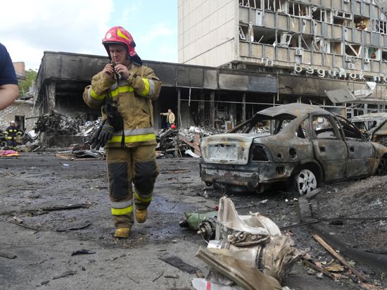 14.07.2022, Ukraine, Winnyzja: Ein Feuerwehrmann geht durch ein durch Beschuss beschädigtes Gebäude. Bei einem russischen Raketenangriff sind im Zentrum der ukrainischen Großstadt Winnyzja im Westen des Landes nach ukrainischen Angaben mindestens 20 Menschen getötet worden. Foto: Efrem Lukatsky/AP/dpa +++ dpa-Bildfunk +++