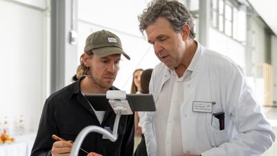 Am lebensechten Modell eines Gehirns aus Silikon erfährt  Ex-Formel-1-Fahrer Sebastian Vettel wie sich eine Hirn-Operation anfühlt. Angeleitet wird er vom Chef der Neurochirurgie am Städtischen Klinikum, Uwe Spetzer (rechts).