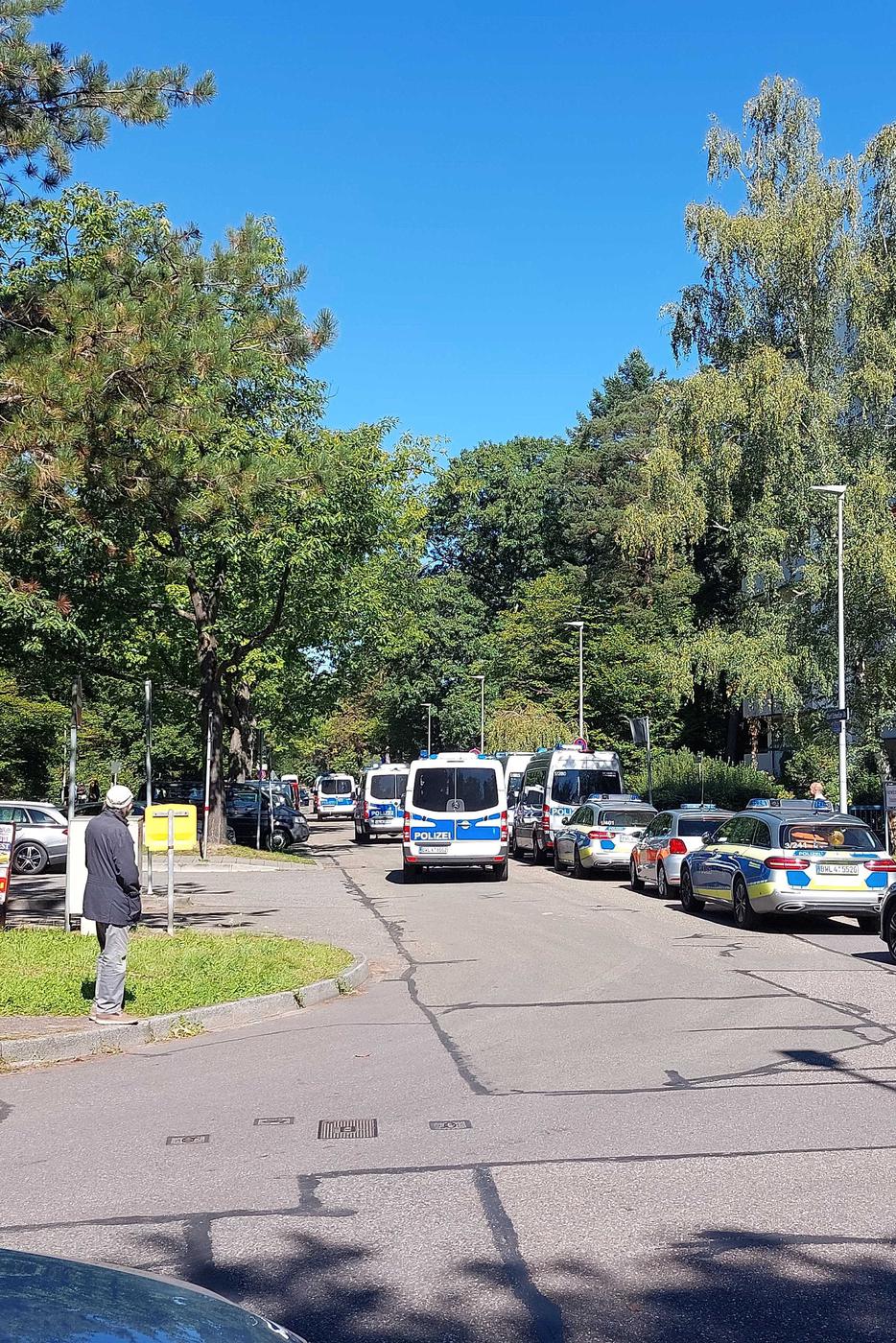 Die Einsatzkräfte der Polizei durchsuchen das Gelände der Europäischen Schule in Karlsruhe.