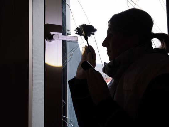 Eine Kriminaloberkommissarin sichert Spuren an einer eingeschlagenen Fensterscheibe. 