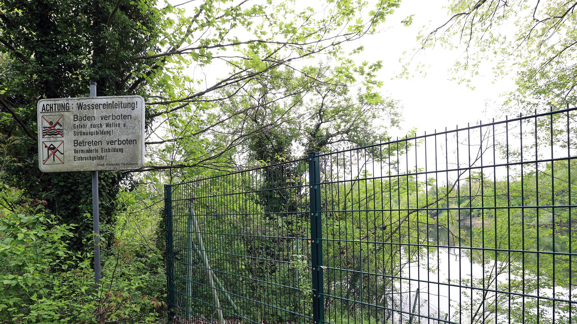 Deutliche Warnung: Das Schild steht am südwestlichen Rand der Jägerhausseen, direkt neben einem Sperrzaun.