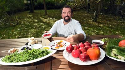 10.10.2023 Marcello Gallotti Inhaber "Erasmus" macht Pasta mit Granatapfelkernen