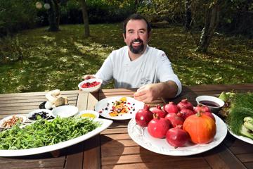 10.10.2023 Marcello Gallotti Inhaber "Erasmus" macht Pasta mit Granatapfelkernen