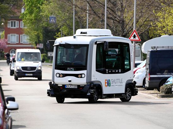 Ein autonom fahrender Minibus ist in einem Karlsruher Stadtteil im Einsatz.
